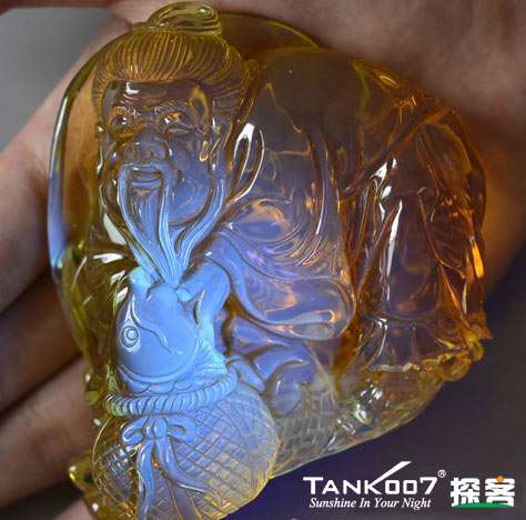 網(wǎng)上用紫光手電鑒定琥珀的帖子這么多，哪個(gè)是真假？