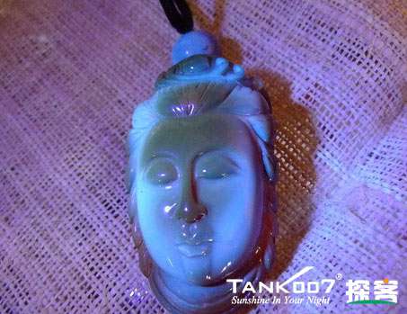 網(wǎng)上用紫光手電鑒定琥珀的帖子這么多，哪個(gè)是真假？