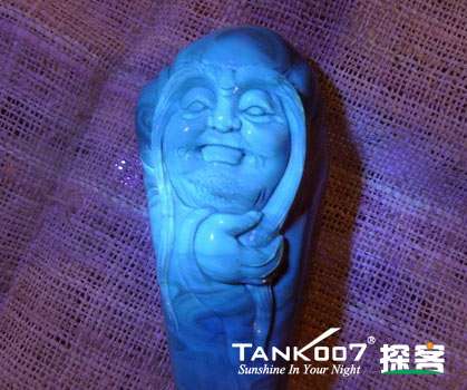 網(wǎng)上用紫光手電鑒定琥珀的帖子這么多，哪個(gè)是真假？